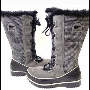 Sorel Tivoli High II Gray Houndstooth Boots. 9